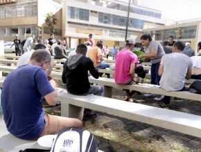 Jovens servem 80 refeições e almoçam com moradores de rua