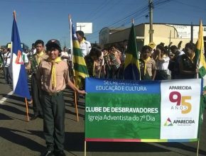 Desbravadores participam de desfile cívico no aniversário de Aparecida de Goiânia, Goiás