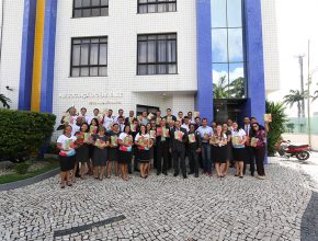 Funcionários da Associação Cearense distribuem livro missionário para as mães da comunidade