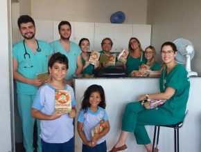Alunos, pais e professores distribuem livros em hospitais da Paraíba e Rio Grande do Norte