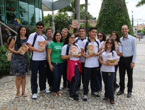 Estudantes da Educação Adventista distribuem Esperança em Fortaleza