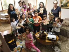 Crianças participam de pequeno grupo e entregam livros missionários em Porto Alegre