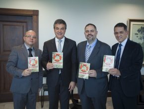 Governador do Paraná recebe livro missionário