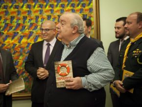 Prefeito de Curitiba recebe livro Em Busca de Esperança