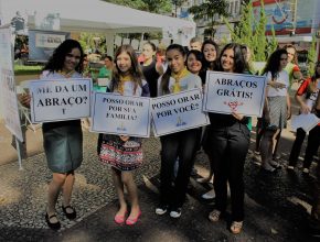 Música, abraço, oração e muita esperança