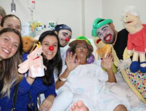 “Doutores da Esperança” levam alegria a pacientes de hospital durante Impacto Esperança