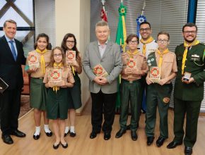 Desbravadores realizam visita e presenteiam prefeito de Joinville com literatura