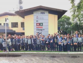 Alunos do colégio adventista visitam afiliada da TV Globo em Santa Maria no Dia da Imprensa