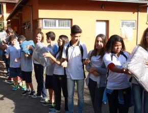 Alunos da Escola Adventista doam cobertores para núcleo de apoio comunitário