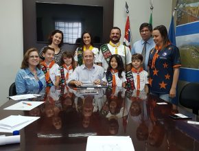 Clubes de Aventureiros e Desbravadores visitam prefeito de Votuporanga