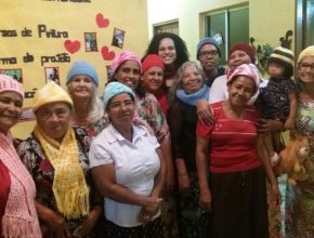 Voluntários confeccionam cachecóis para idosos de asilo em Serra