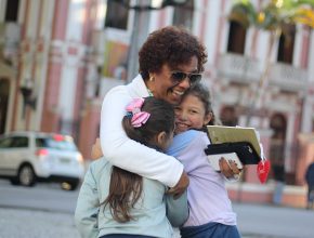 Alunos levam amor para pessoas no centro de Florianópolis