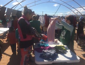 Adventistas montam varal com roupas para doação em comunidade carente