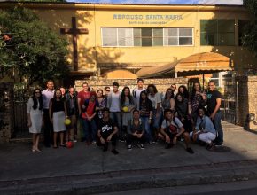 Estudantes alegram a tarde de idosos no Rio