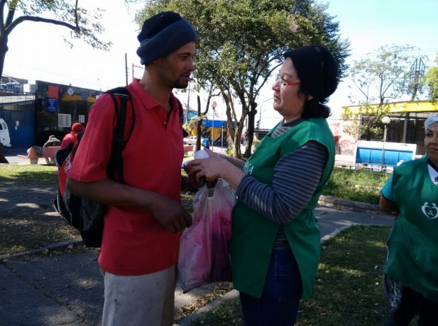 Adventistas distribuem refeições para pessoas em situação de rua