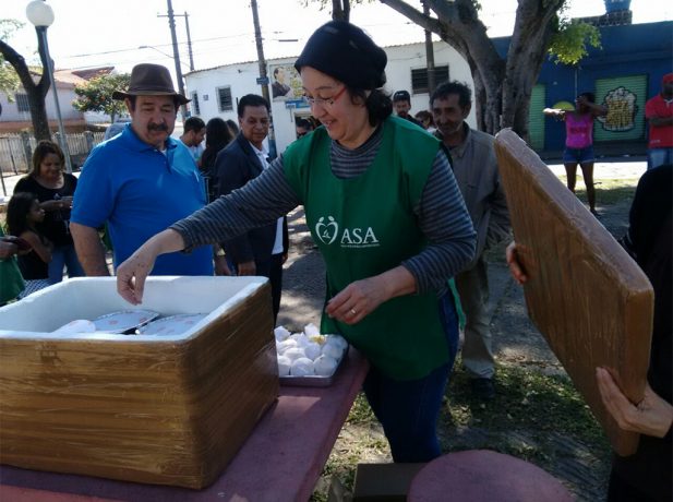 Adventistas distribuem refeições para pessoas em situação de rua