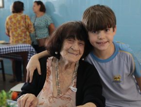 Crianças “adotam” idosos de asilo no Dia dos Avós