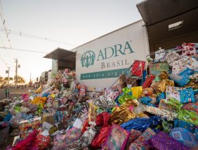 Desbravadores paulistas doam dois caminhões de brinquedos para crianças com câncer