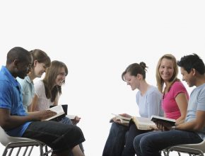 Pequeno grupo incentiva amizade e estudo da Bíblia