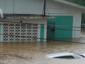 Jamaicanos arriscam a vida para salvar família durante enchente