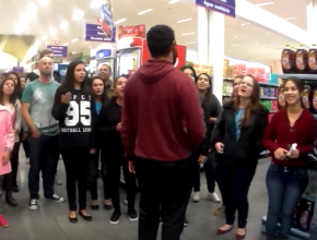 Flash mob surpreende clientes e funcionários de supermercado de Mafra-SC