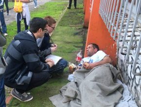 No Dia Nacional do Voluntariado, estudantes levam alimentos a moradores de rua