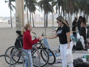 Servidores de escritório da Igreja distribuem livros em Copacabana