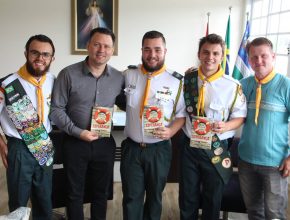 Prefeito de Rio Negrinho-SC recebe literatura de desbravadores