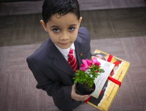 Recém-batizados entregam flores em São Paulo