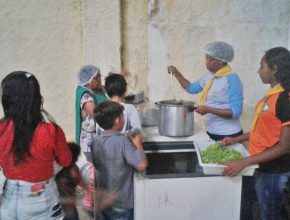 Voluntários de escola e Igreja Adventista auxiliam desabrigados pelas enchentes em Alegrete