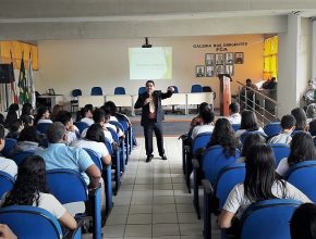 Alunos da escola adventista vivenciam rotina universitária