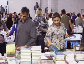 Feira de literatura cristã reúne centenas de pessoas em um final de semana