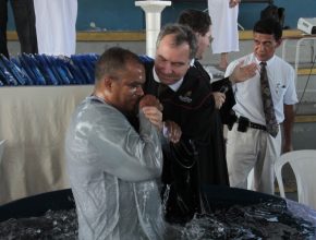 Projeto Roupão da Fé leva pessoas ao batismo na Baixada Fluminense