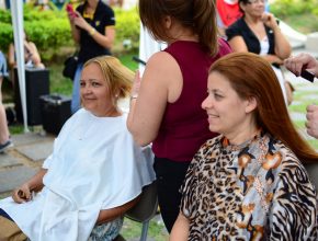 Feira incentiva doação de cabelo para crianças em tratamento contra o câncer