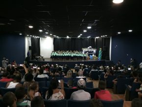 300 Crianças carentes apresentam cantata de natal
