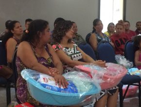 Igreja Central de Brasília doa kits de higiene para bebês