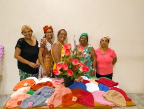 Mulheres produzem peças de crochê e doam para pacientes com câncer