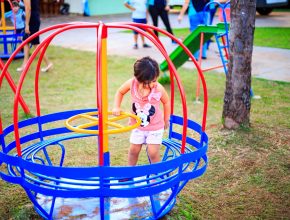 Alunos de colégio adventista doam playground a crianças do Lar Lygia Hans
