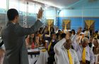 Pastor Ozéias durante oração com líderes de EDMC.