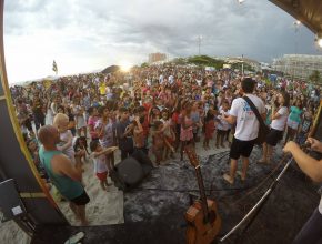 Culto na praia atrai centenas de pessoas durante o verão carioca