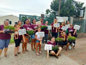 Calebes fazem plantio de mudas de flores na grande Porto Alegre