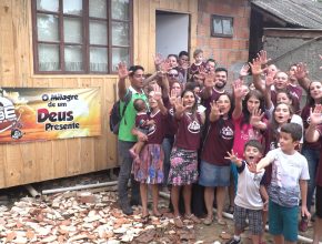 Jovens adventistas constroem casa para mulher carente