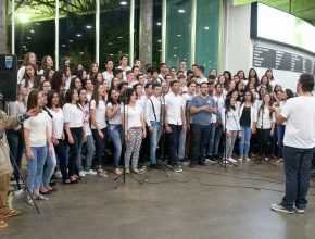 Cerca de 100 alunos do IAP se engajaram em cantar e servir os 