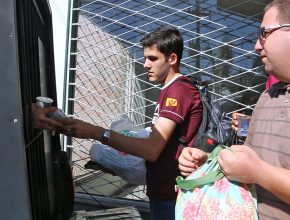 Jovens de Gravataí entregam sanduíches a prisioneiros e agradecem bombeiros por trabalho prestado