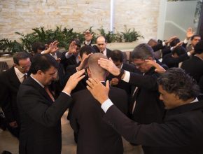 Pastores realizam cerimônia de ordenação