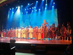 Coral encena história de Jesus para mais de mil pessoas em teatro de Marialva