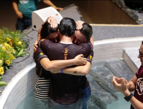 Família é batizada após ser surpreendida por flash mob em semáforo