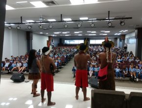 Pataxós visitam Colégio Adventista para o Dia do Índio