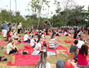 Alunos homenageiam mães em parque de Blumenau