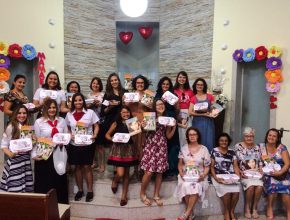 Projeto “pão secreto” leva surpresa à mulheres de comunidade em Vitória